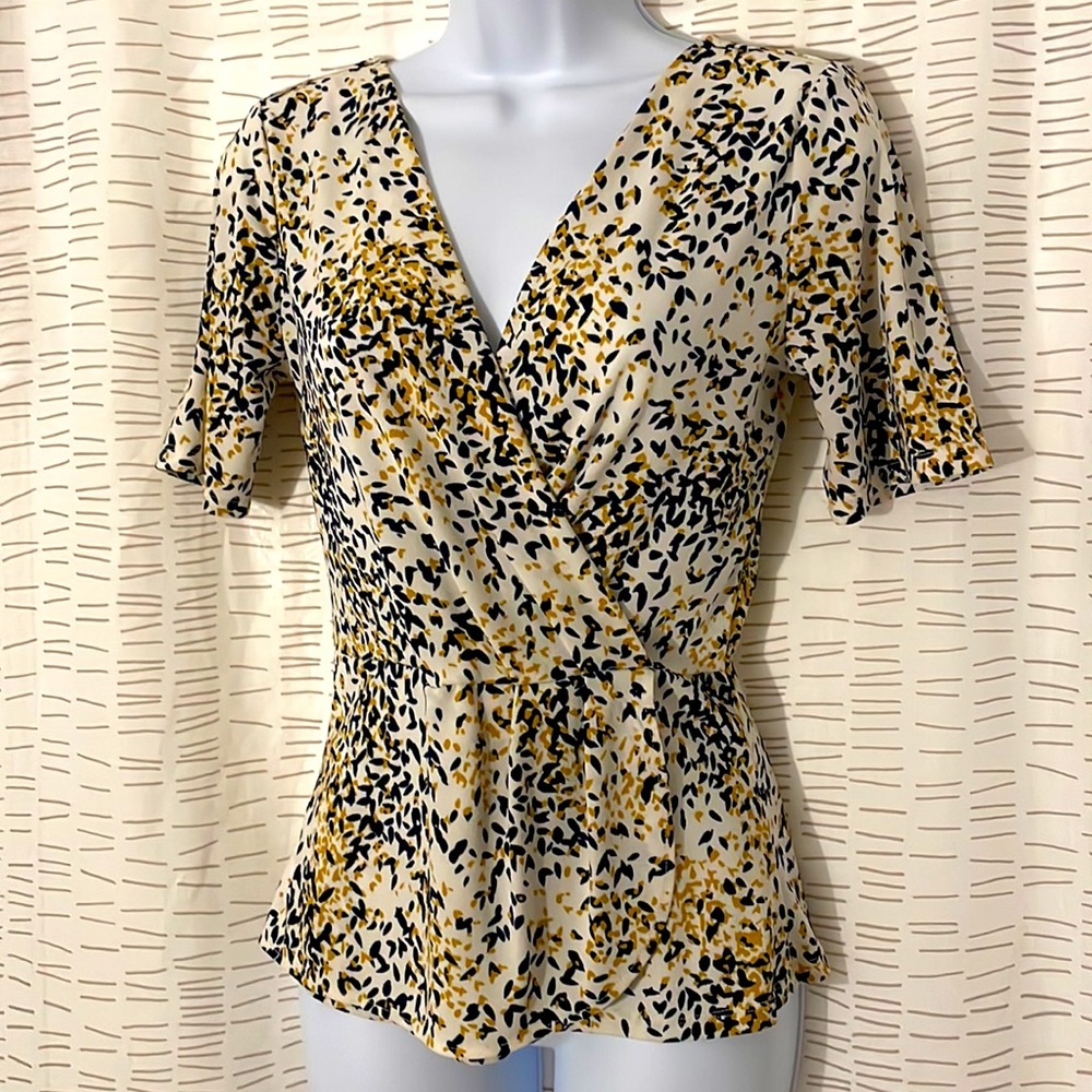 Ann Taylor fitted top gold and navy XS